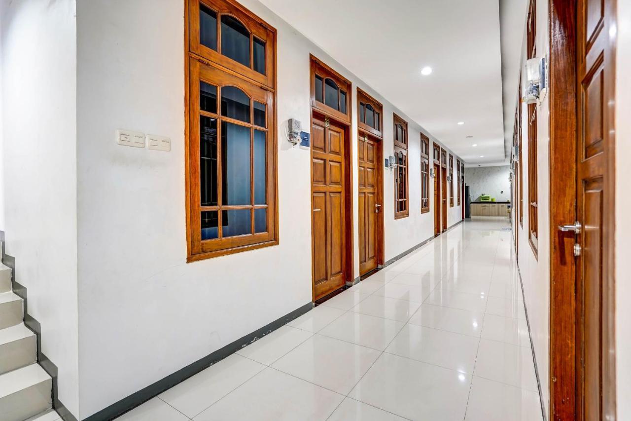 Oyo 90891 Parang Kusumo Residence Krembangan Exterior foto